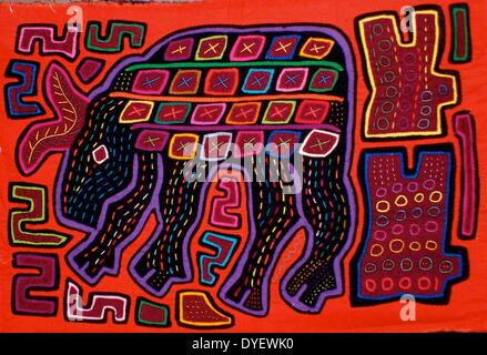 Mola da tessili Kuna artista indiano, raffigurante un tapiro. Dal San Blas arcipelago, Panama. Reverse applique design indossato sulla camicia femminile. Foto Stock