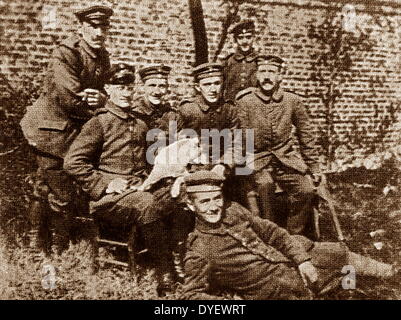 Hitler con compagni soldati fotografato durante la guerra mondiale I circa 1916 Foto Stock