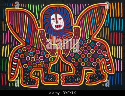 Mola da tessili Kuna artista indiano, raffigurante un mostro. Dal San Blas arcipelago, Panama. Reverse applique design indossato sulla camicia femminile. 12 x 17 in. Due corpose scimmia alato mostro. Foto Stock