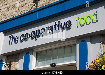 Primo piano del cartello del negozio di alimentari cooperativo con l'indicazione per il mercato esterno di Helmsley North Yorkshire Inghilterra Regno Unito Regno Unito Gran Bretagna Foto Stock