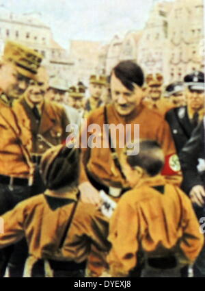 Hitler con adorante sostenitori. Queste fotografie sono state prese per migliorare il padre della nazione lo stato di Adolf Hitler dopo divenne il cancelliere della Germania nel 1933.Rudolf Hess il vice Führer è mostrato su leviti. Foto Stock