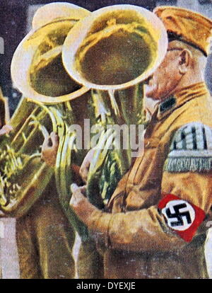 In uniforme nazista musicista strumento palying in un rally. In Germania circa 1932 Foto Stock