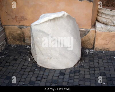 Dettaglio del Colosso di Costantino, una statua acrolithic che una volta occupato la Basilica di Massenzio in Roma. Porzioni di questa statua colossale (una testa, braccio, del ginocchio e della mano.) dell'Imperatore Costantino risiedono ora nel Palazzo dei Conservatori. Scolpito in marmo bianco. Circa 312-315 d.c. Foto Stock