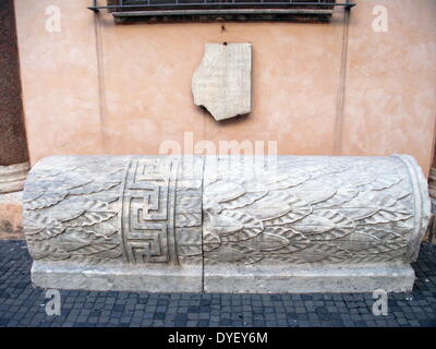 Dettaglio del Colosso di Costantino, una statua acrolithic che una volta occupato la Basilica di Massenzio in Roma. Porzioni di questa statua colossale (una testa, braccio, del ginocchio e della mano.) dell'Imperatore Costantino risiedono ora nel Palazzo dei Conservatori. Scolpito in marmo bianco. Circa 312-315 d.c. Foto Stock