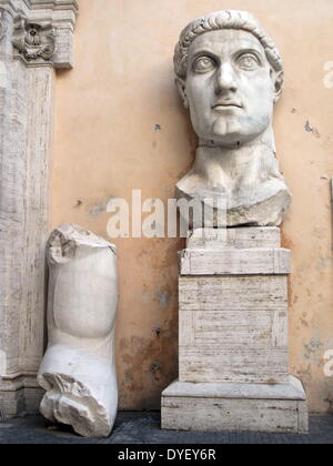 Colosso di Costantino, una statua acrolithic che una volta occupato la Basilica di Massenzio in Roma. Porzioni di questa statua colossale (una testa, braccio, del ginocchio e della mano.) dell'Imperatore Costantino risiedono ora nel Palazzo dei Conservatori. Scolpito in marmo bianco. Circa 312-315 d.c. Foto Stock