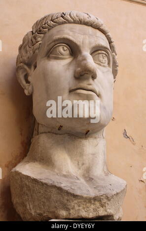 Dettaglio del Colosso di Costantino, una statua acrolithic che una volta occupato la Basilica di Massenzio in Roma. Porzioni di questa statua colossale (una testa, braccio, del ginocchio e della mano.) dell'Imperatore Costantino risiedono ora nel Palazzo dei Conservatori. Scolpito in marmo bianco. Circa 312-315 d.c. Foto Stock