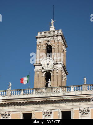 Dettagli architettonici dall'ingresso/cortile ai Musei Capitolini di Roma. I musei stessi sono contenute entro 3 palazzi come da disegni di Michelangelo Buonarroti, nel 1536, esse sono poi state costruite nel corso di un periodo di 400 anni. Foto Stock