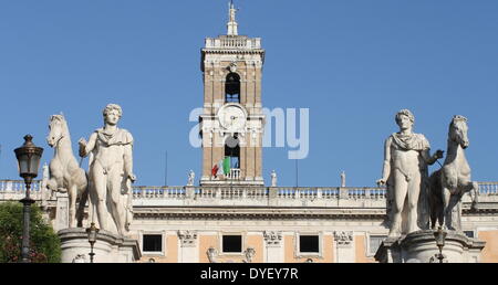 Architettonici e scultorei dettaglio dall'ingresso/cortile ai Musei Capitolini di Roma. I musei stessi sono contenute entro 3 palazzi come da disegni di Michelangelo Buonarroti, nel 1536, esse sono poi state costruite nel corso di un periodo di 400 anni. Foto Stock