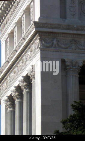 Dettagli architettonici dall'ingresso/cortile ai Musei Capitolini di Roma. I musei stessi sono contenute entro 3 palazzi come da disegni di Michelangelo Buonarroti, nel 1536, esse sono poi state costruite nel corso di un periodo di 400 anni. Foto Stock