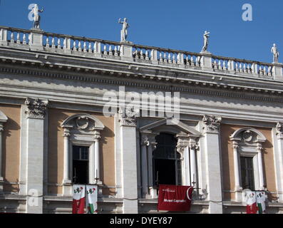 Dettagli architettonici dall'ingresso/cortile ai Musei Capitolini di Roma. I musei stessi sono contenute entro 3 palazzi come da disegni di Michelangelo Buonarroti, nel 1536, esse sono poi state costruite nel corso di un periodo di 400 anni. Foto Stock
