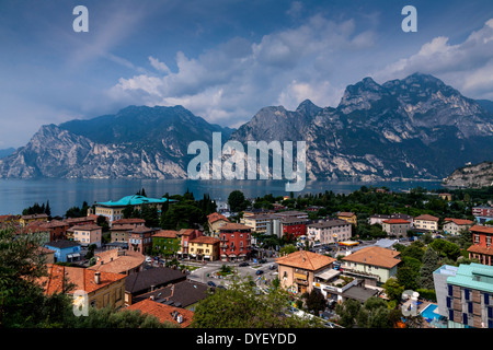 Una veduta aerea della città di Torbole sul lago di Garda, Italia Foto Stock