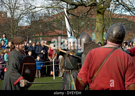 Vikings e guerrieri anglosassoni all'annuale Jorvik Viking Festival York North Yorkshire Inghilterra Regno Unito GB Gran Bretagna Foto Stock