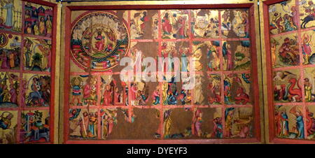 Trittico con scene dell'Apocalisse. Circa 1380. Realizzato dal Maestro Bertram. Più probabile una pala. Immagini ispirate al libro della rivelazione biblica e il layout derivato da manoscritti miniati. A metà del XIII secolo nord tedesco Apocalisse commento forniti le iscrizioni, interpretare il significato di ogni scena. Foto Stock
