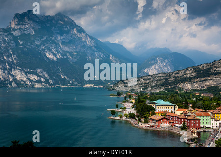 Una veduta aerea della città di Torbole sul lago di Garda, Italia Foto Stock