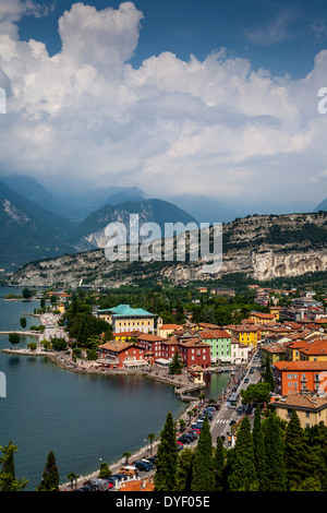 Una veduta aerea della città di Torbole sul lago di Garda, Italia Foto Stock