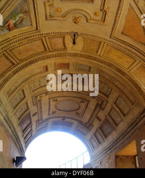 Arte dettaglio da Castel Sant'Angelo, un alto edificio cilindrico nel Parco Adriano, Roma, Italia. Esso che inizialmente è stato commissionato come mausoleo dall'imperatore romano Adriano. Il Castel era una volta il più alto edificio in Roma, ed è ora utilizzato come un museo. Circa nel II secolo D.C. Foto Stock