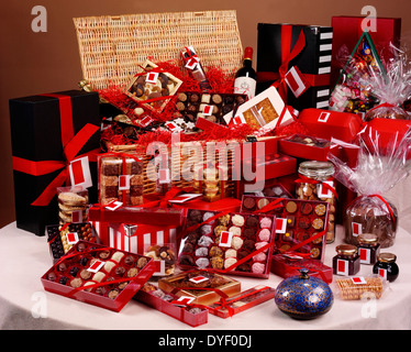 Una collezione di festa di matching boxed cioccolatini e ostacolare GOODIES Foto Stock