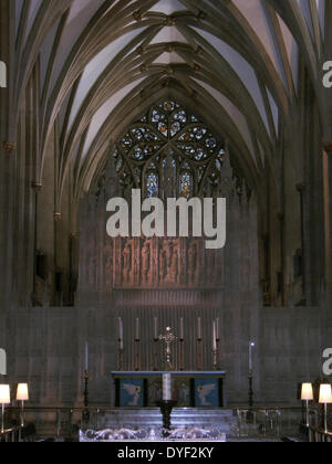 L'altare maggiore della Cattedrale di Bristol in Inghilterra, sorge nel grand impostazione del coro, con le sue drammatiche reredos pietra, progettato da J.L. Pearson nel 1907. Ciò è stato fatto in un grand e stile distintivo in conformità con le originali caratteristiche medievali. Foto Stock