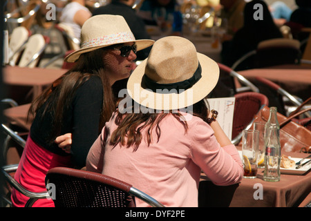 Attraente giovani femmine godendo il sole su una terrazza a Plaza Mayor Salamanca, Castilla y León, Spagna. Foto Stock