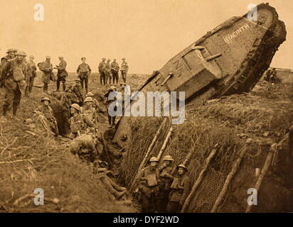 Fotografia da battaglia di Cambria, 1917. Una campagna britannica durante la Prima Guerra Mondiale. Questa immagine mostra un serbatoio che è stato trascinato in un uomo fatto fosso e capovolta. Più soldati sono mostrati intorno al serbatoio. Foto Stock