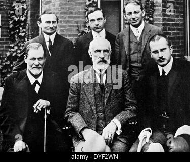 Fotografia di Sigmund Freud, Carl Jung e Sándor Ferenczi insieme con gli altri membri della crescente a livello mondiale di psicoanalisi, nella parte anteriore del Clark University. Prese nel 1909. Carl Jung era svizzero, e vissuto 26 luglio 1875-6 giugno 1961. Sigmund Freud era austriaco, e vissuto tra il 6 maggio 1856-settembre 1939. Sándor Ferenczi è stato ungherese e vissuto tra il 7 luglio 1873-22 maggio 1933. Tutti sono stati coinvolti nelle fasi di fondatori della psicoanalisi. Gli altri tre membri del gruppo sono American psicanalista G. Stanley Hall, Austriaco/American Abraham Brill e British/Welsh psicanalista Ernest Jones. Foto Stock