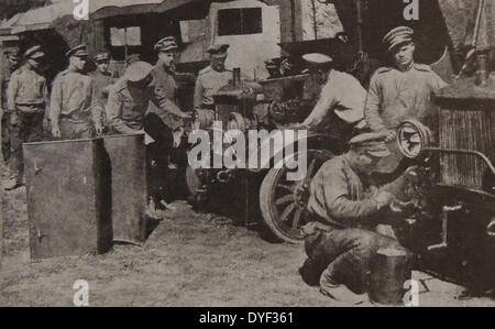 Soldati russi da una divisione motorizzata, al lavoro sul fronte orientale durante la prima guerra mondiale, 1916 Foto Stock