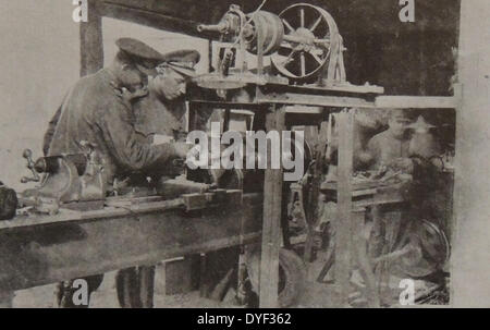 Soldati russi da una divisione motorizzata, usando un tornio sul fronte orientale durante la prima guerra mondiale, 1916 Foto Stock