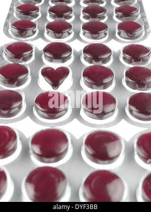 I pacchetti di Red gola losanghe CON UNO COME UN CUORE Foto Stock