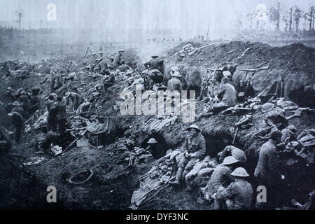 Fotografia di trincee durante la Prima Guerra Mondiale. Mostra la piccola e affollata condizioni i soldati vivevano in nelle trincee. Circa 1914-1918 Foto Stock