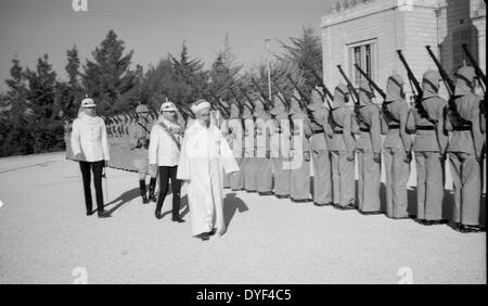 Ventiquattresimo anniversario della Rivolta Araba sotto il re Hussein & Lawrence 1940. L'Emiro di ispezionare la Guardia d'onore. Foto Stock