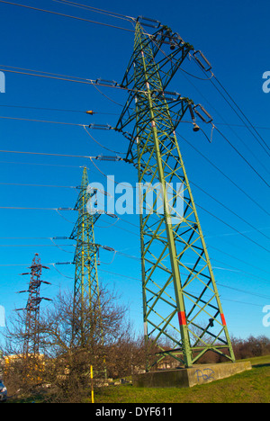 Le torri di trasmissione di energia elettrica, piloni, quartiere Sporilov,Praga Repubblica Ceca Europa Foto Stock