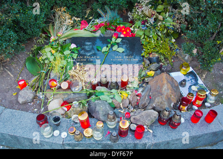 Monumento a Jan Palach e Jan Zajek che ardeva loro stessi a morte durante la dittatura socialista, Vaclavske namesti, Praga, CZ Foto Stock