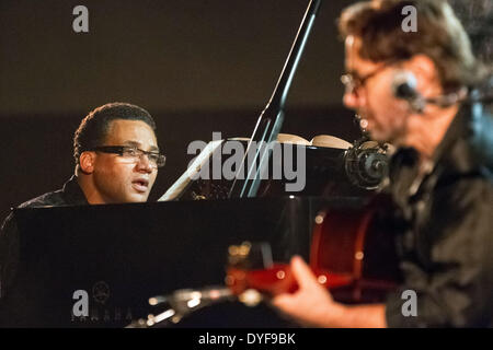 Al Di Meola e Gonzalo Rubalcaba performing live presso l Aula MagnaFeaturing: Al Di Meola,Gonzalo Rubalcaba dove: Lisbona Lisboa PortugalWhen: 11 Dic 2012 Foto Stock