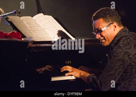 Al Di Meola e Gonzalo Rubalcaba performing live presso l Aula MagnaFeaturing: Al Di Meola,Gonzalo Rubalcaba dove: Lisbona Lisboa PortugalWhen: 11 Dic 2012 Foto Stock