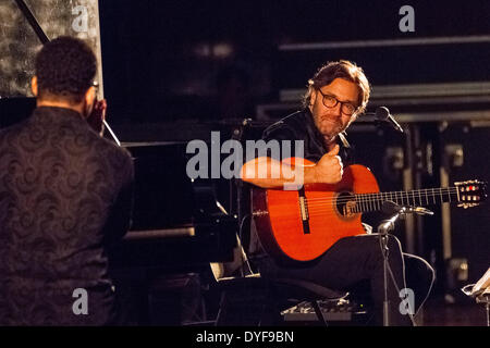 Al Di Meola e Gonzalo Rubalcaba performing live presso l Aula MagnaFeaturing: Al Di Meola,Gonzalo Rubalcaba dove: Lisbona Lisboa PortugalWhen: 11 Dic 2012 Foto Stock