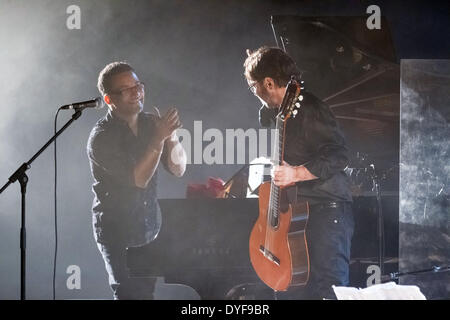 Al Di Meola e Gonzalo Rubalcaba performing live presso l Aula MagnaFeaturing: Al Di Meola,Gonzalo Rubalcaba dove: Lisbona Lisboa PortugalWhen: 11 Dic 2012 Foto Stock