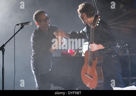 Al Di Meola e Gonzalo Rubalcaba performing live presso l Aula MagnaFeaturing: Al Di Meola,Gonzalo Rubalcaba dove: Lisbona Lisboa PortugalWhen: 11 Dic 2012 Foto Stock