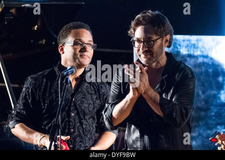 Al Di Meola e Gonzalo Rubalcaba performing live presso l Aula MagnaFeaturing: Al Di Meola,Gonzalo Rubalcaba dove: Lisbona Lisboa PortugalWhen: 11 Dic 2012 Foto Stock