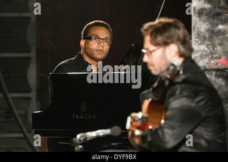 Al Di Meola e Gonzalo Rubalcaba performing live presso l Aula MagnaFeaturing: Al Di Meola,Gonzalo Rubalcaba dove: Lisbona Lisboa PortugalWhen: 11 Dic 2012 Foto Stock