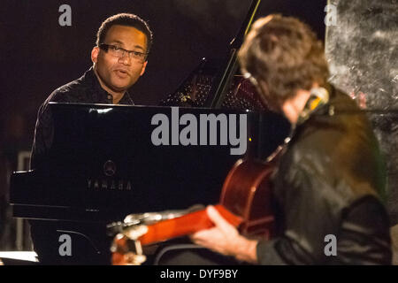 Al Di Meola e Gonzalo Rubalcaba performing live presso l Aula MagnaFeaturing: Al Di Meola,Gonzalo Rubalcaba dove: Lisbona Lisboa PortugalWhen: 11 Dic 2012 Foto Stock