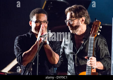 Al Di Meola e Gonzalo Rubalcaba performing live presso l Aula MagnaFeaturing: Al Di Meola,Gonzalo Rubalcaba dove: Lisbona Lisboa PortugalWhen: 11 Dic 2012 Foto Stock