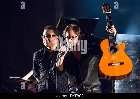 Al Di Meola e Gonzalo Rubalcaba performing live presso l Aula MagnaFeaturing: Al Di Meola,Gonzalo Rubalcaba dove: Lisbona Lisboa PortugalWhen: 11 Dic 2012 Foto Stock