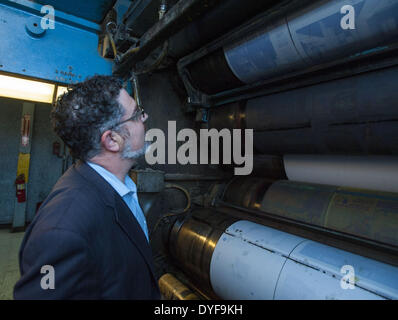 Santa Ana, California, Stati Uniti d'America. 15 apr 2014. Fine martedì sera, la libertà Communications Presidente Eric Spitz si affaccia su un Goss giornale che sarà presto la stampa della prima edizione del Los Angeles registrati per mercoledì 16 aprile, 2014. Le piastre di stampa per la più recente giornale sono già state montate su rulli con pressman attesa per il punteggio finale sul Dodgers gioco prima di andare in stampa. Foto Stock