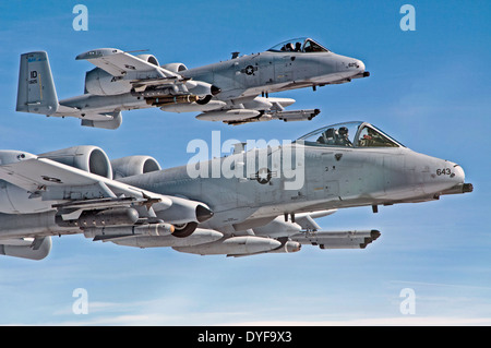 Due Idaho Air National Guard i piloti da battere A-10 Thunderbolt II aeromobili durante una missione di addestramento 9 marzo 2014 a Boise, Idaho. Foto Stock