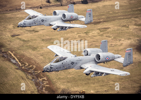 Due Air National Guard i piloti da battere A-10 Thunderbolt II aeromobili durante una missione di addestramento sulla gamma di Razorback a Fort Chaffee manovra Training Center 30 dicembre 2013, a Fort Smith, Arkansas. Foto Stock