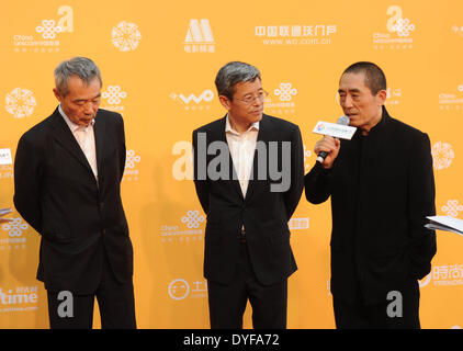 Pechino, Cina. Xvi Apr, 2014. Regia di Zhang Yimou (1R) parla alla cerimonia di apertura della quarta Beijing International Film Festival di Pechino, capitale della Cina, Aprile 16, 2014. © Luo Xiaoguang/Xinhua/Alamy Live News Foto Stock