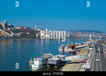 Jane Haniong rakpart riverside street a Erzsebet Hid bridge, Belvaros, Central Budapest, Ungheria, Europa Foto Stock