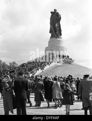 I parenti di l'esercito rosso partecipare all'apertura del monumento Sovietico di Treptower Park nella zona sovietica a Berlino, Germania, 08 maggio 1949. Foto: zbarchiv - NESSUN SERVIZIO DI FILO Foto Stock