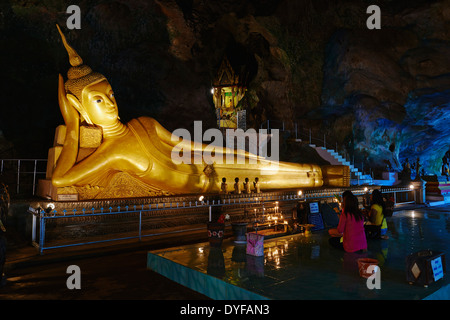 Thailandia, Phang Nga Bay, Wat Tham Suwan Khuha grotta buddista Foto Stock