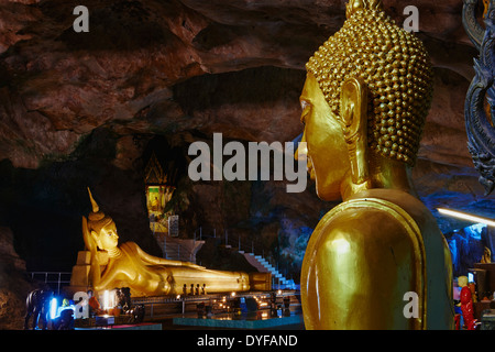 Thailandia, Phang Nga Bay, Wat Tham Suwan Khuha grotta buddista Foto Stock